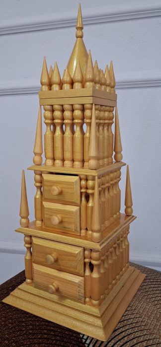 Шкатулка ручной работы из дерева в форме дворца.