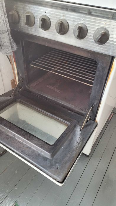 Стара готварска печка от соца , работеща от соца.