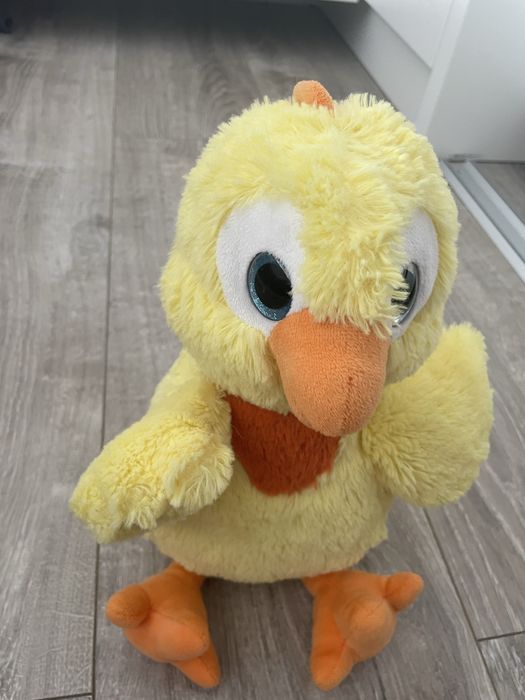 Pui din pluș cu ochi stralucitori