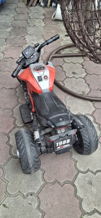 Продам две машинки детские рабочие.