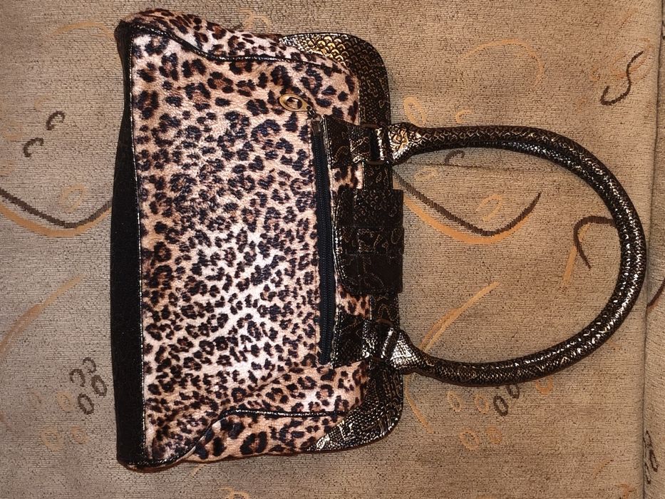 Продается женская сумка . Очень удобная и красивая .состояние  отлично