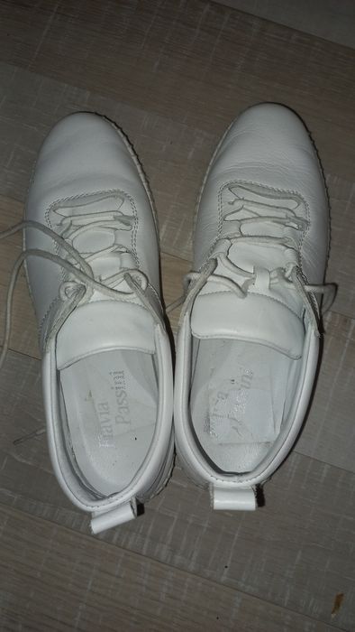 Tenișii albi de piele naturala