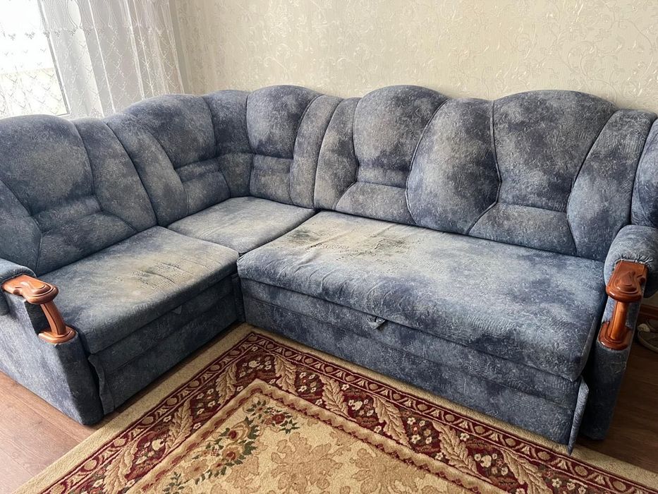 Диван и журнальный столик