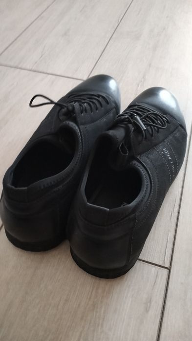 Продается обувь.