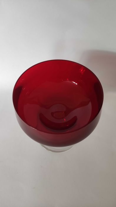 Масивна чаша /купа от рубинен кристал