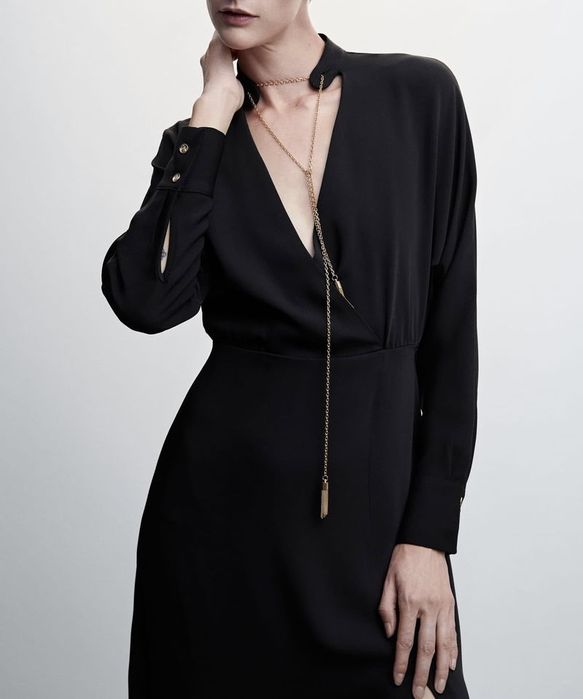 Черна рокля Mango с цепка