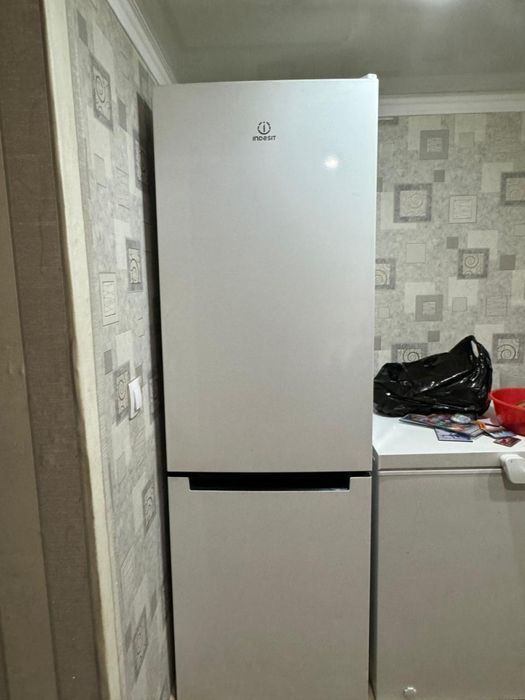 Продам холодильник Indesit