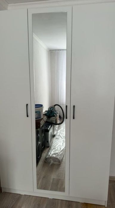 Шкаф с зеркалом продам