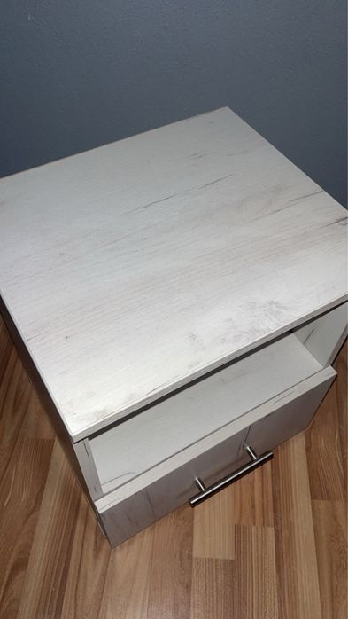 Noptieră modernă, stare foarte bună