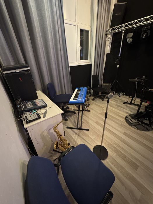 Sala de repetitii complet utilata (trupe, banduri, formatii)