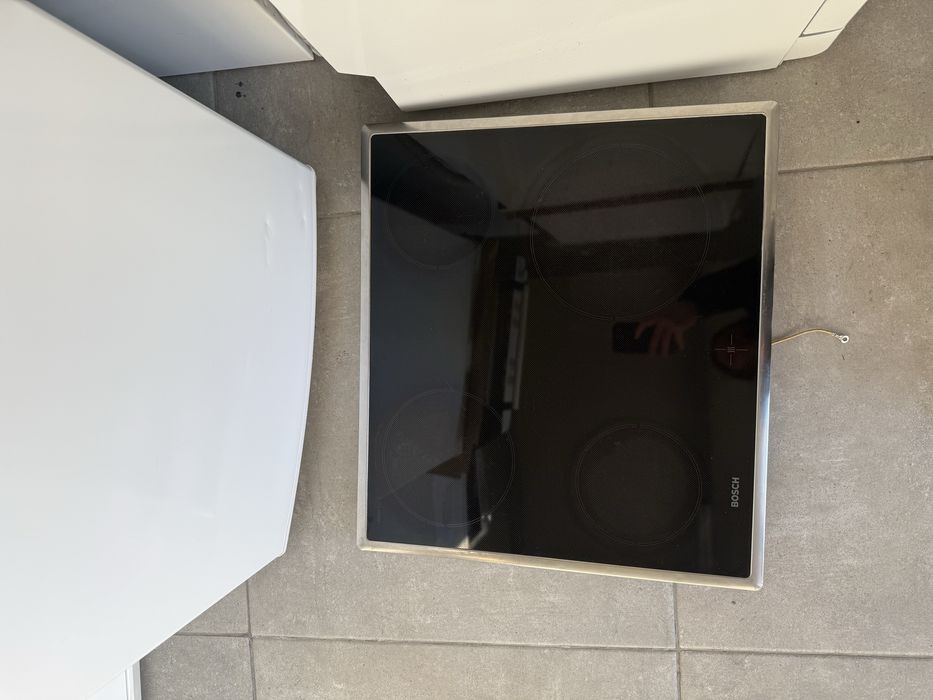 Бяла фурна за вграждане Bosch с керамичен плот