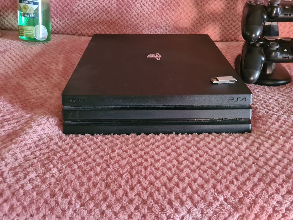 PlayStation 4 Pro MODAT (Stare Excelentă) + 2 Manete + Stație Încărcare