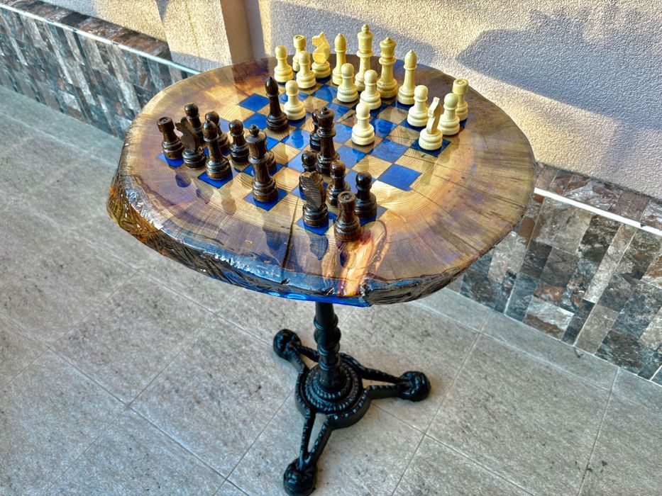 Шах маса от масив с епоксидна смола и големи фигури
