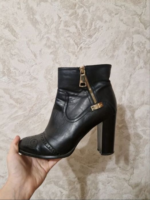 Продаётся куртки и обувь