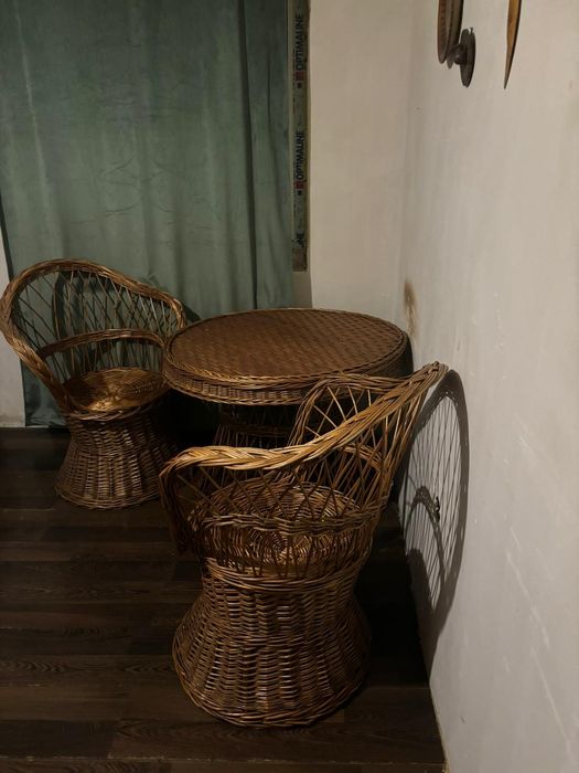 Masă rotundă din răchită + scaune  – stil rustic / boho