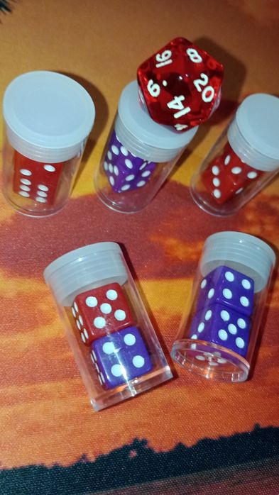 Игральные кубики кости дайсы