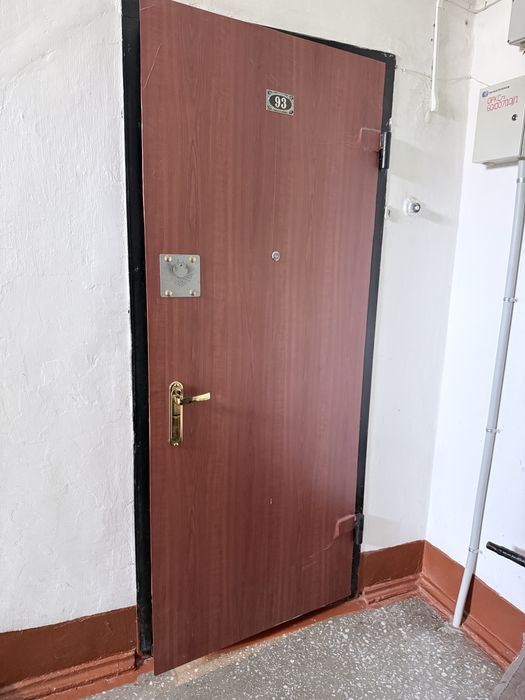 Срочно продам железную входную дверь