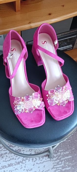 Елегантни дамски сандали