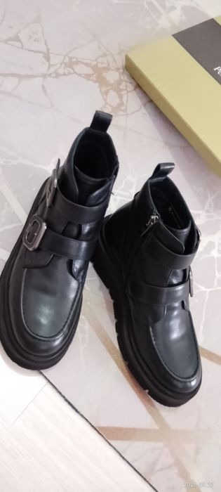 Продам женские осенние ботинки