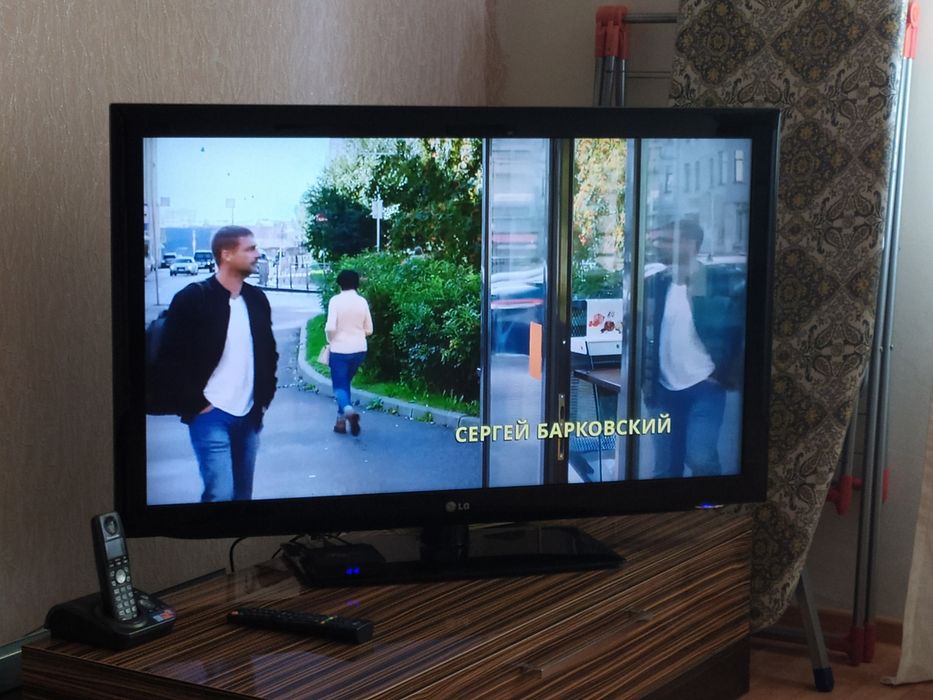 Телевизор со смарт ТВ приставкой.
