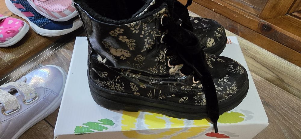 Запазени обувки и ботиши за момиче