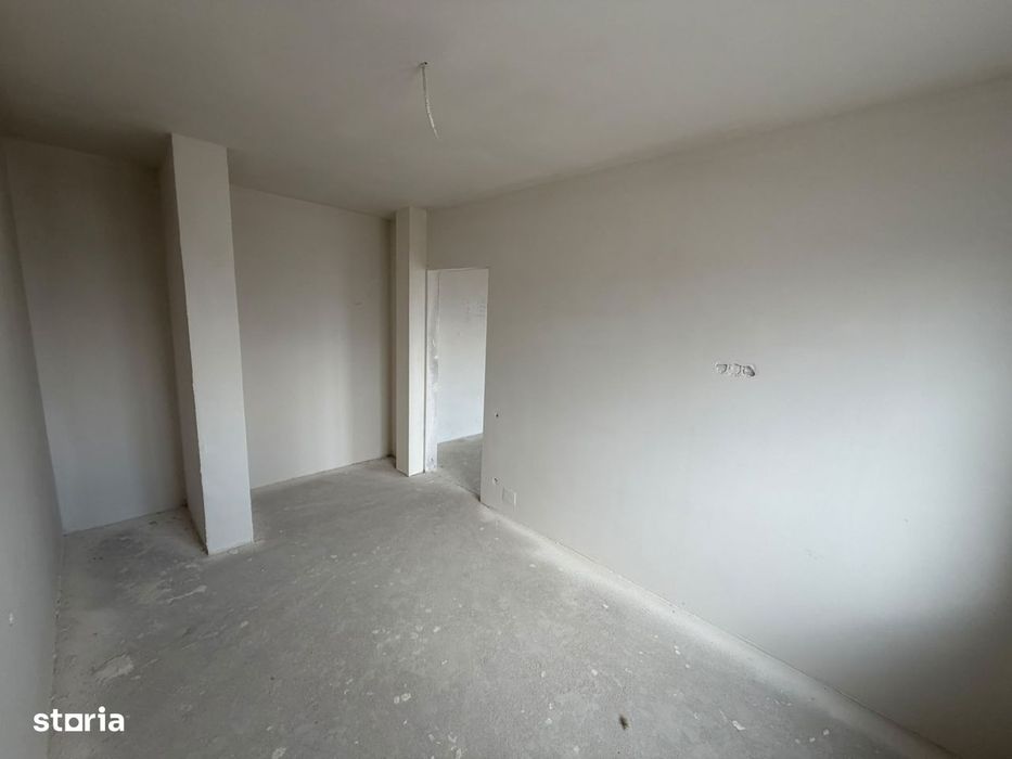 Apartament nou, cu 3 camere si balcon, etaj intermediar zona Vivo