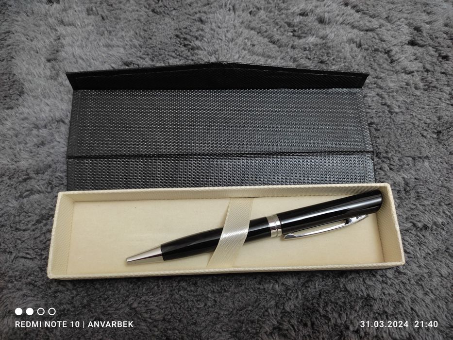 Ручка, визитница и брелок.