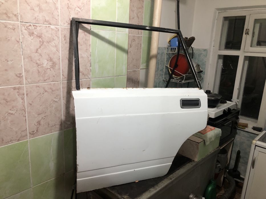 Продам  задние двери на ВАЗ 2104