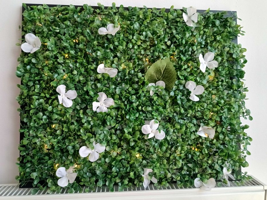 Пано/картина изкуствена трева с цветя и лампички