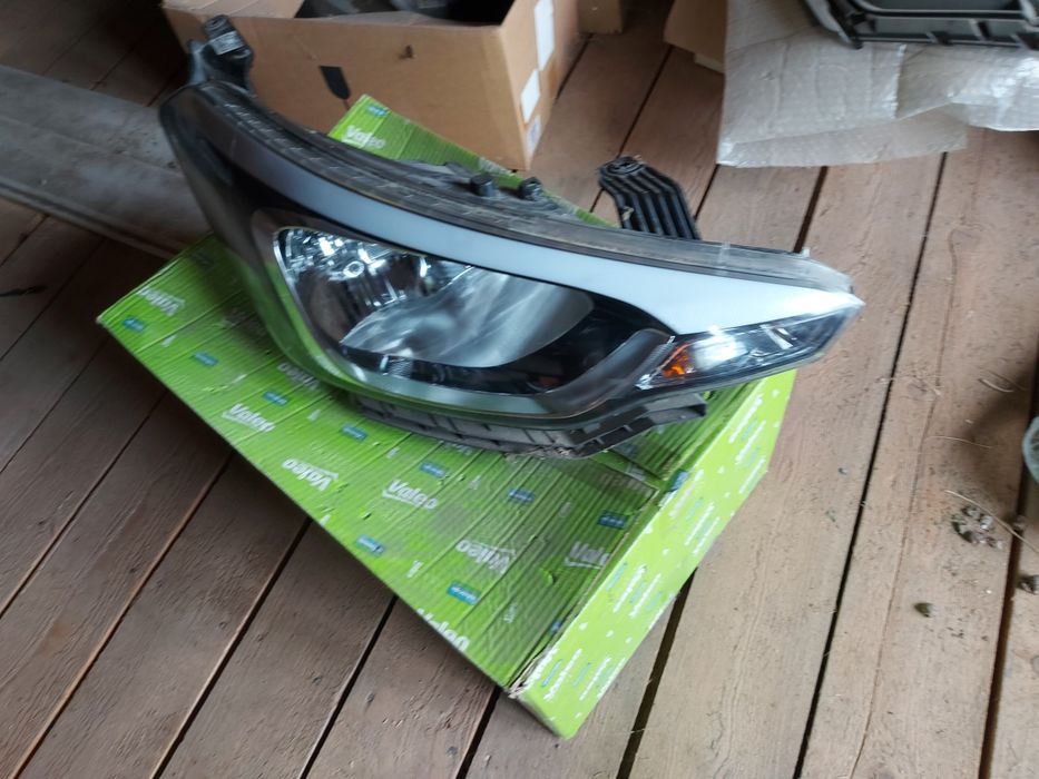 Far dreapta si stanga Hyundai i20 cod 92102C8000