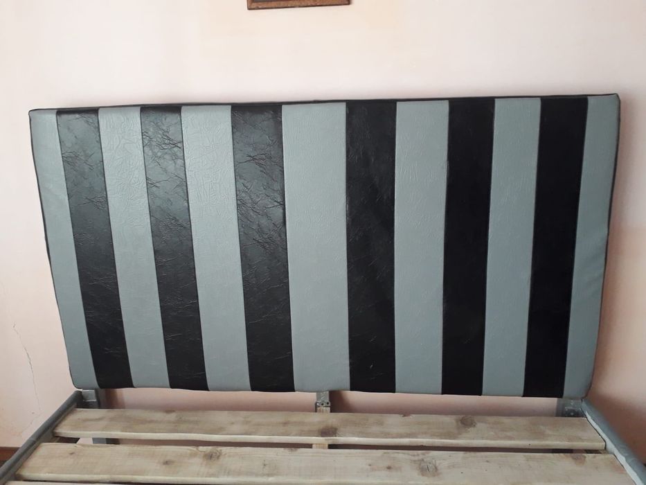 Pat matrimonial din lemn tapitat