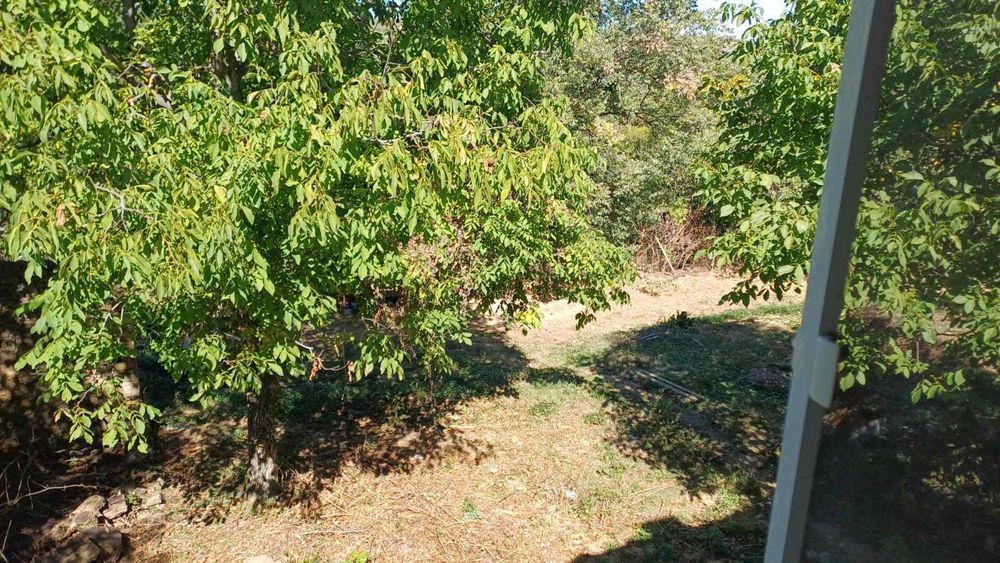 Продава се къща с дворно място