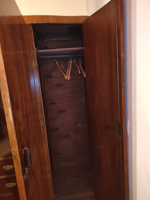 Стар гардероб трикрилен от орех