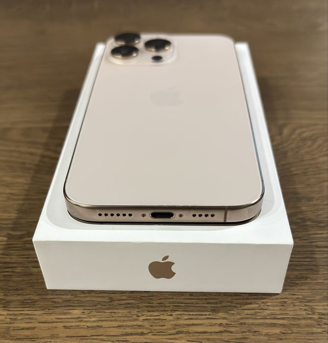 Apple iPhone 16 Pro Max 256GB Desert Titanium НЕ е 17 Pro Max Air