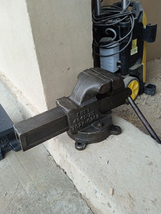 Тиска ва накавалник сотилади