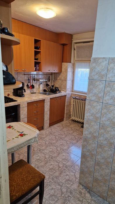 Închiriez apartament 4 camere - parter