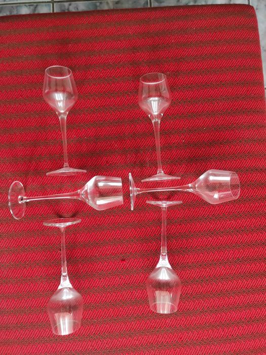 Set de pahare mici cu picior lung, nuanta de albastru