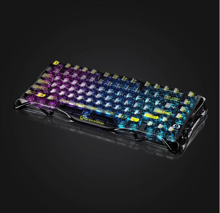 Komplekt gaming monitor, klaviatura va mishka sotiladi