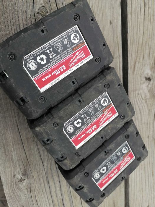 Acumulatori Milwaukee 28V si Incarcator 28V model 2024