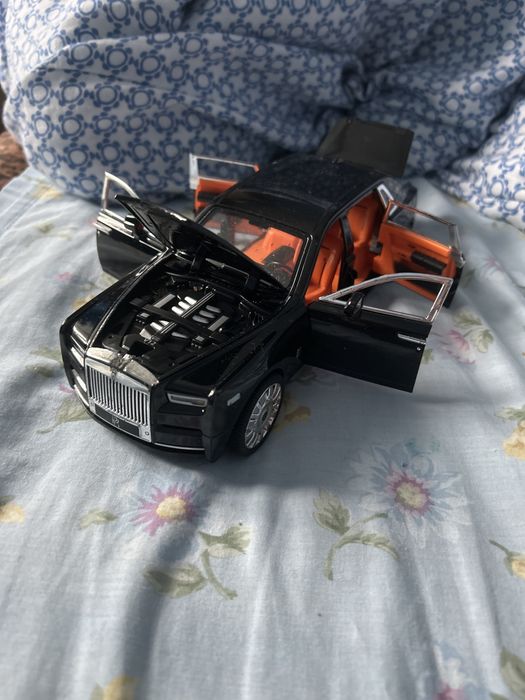 Masina de jucarie rolls royce scara 1/24