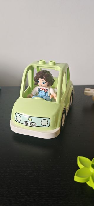 Lego Duplo 10986 - Casa de familie pe roti (camping)