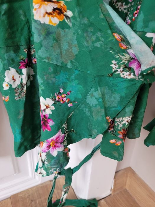 Блуза с прехвърляне и волани H&M
Removed
34,99 лв