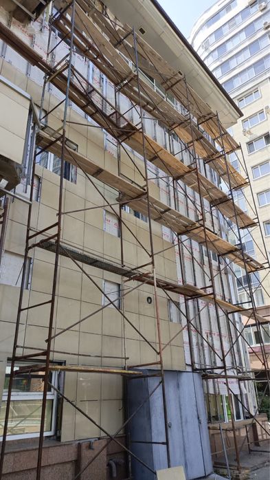 Выгодная аренда фасадных лесов без залога с трапами