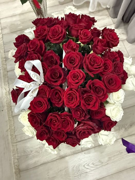 Цветы свежие розы белые, красные и в цвете фуксия