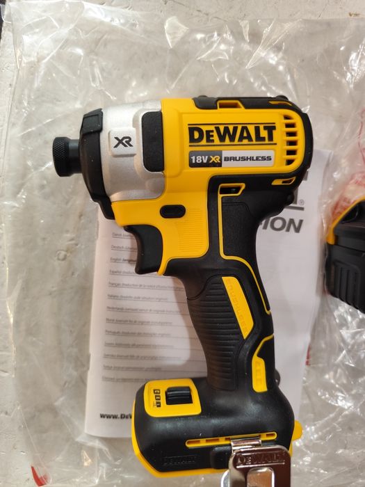 Топ модел акумулаторен импактдрайвър Девалт DeWALT DCF887 + 5Ah