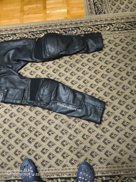 Pantaloni originali din piele groasa dar pentru cunoscatori pielea este foarte fina,manusa practic...
