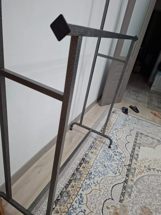 Продам вешалку для одежды