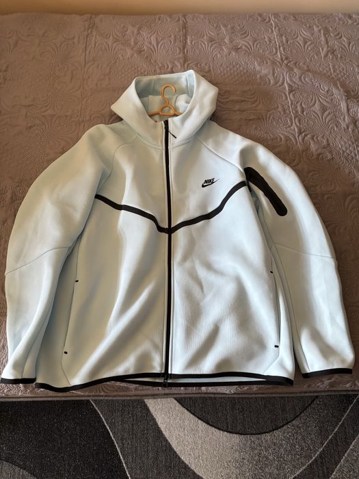 Продава се мъжко горнище Nike Tech Fleece