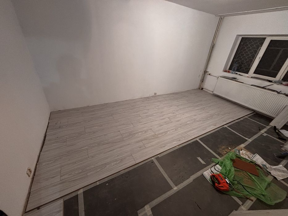 Anunț pentru Servicii de Zugrăvit, Montaj Parchet și Tapet !