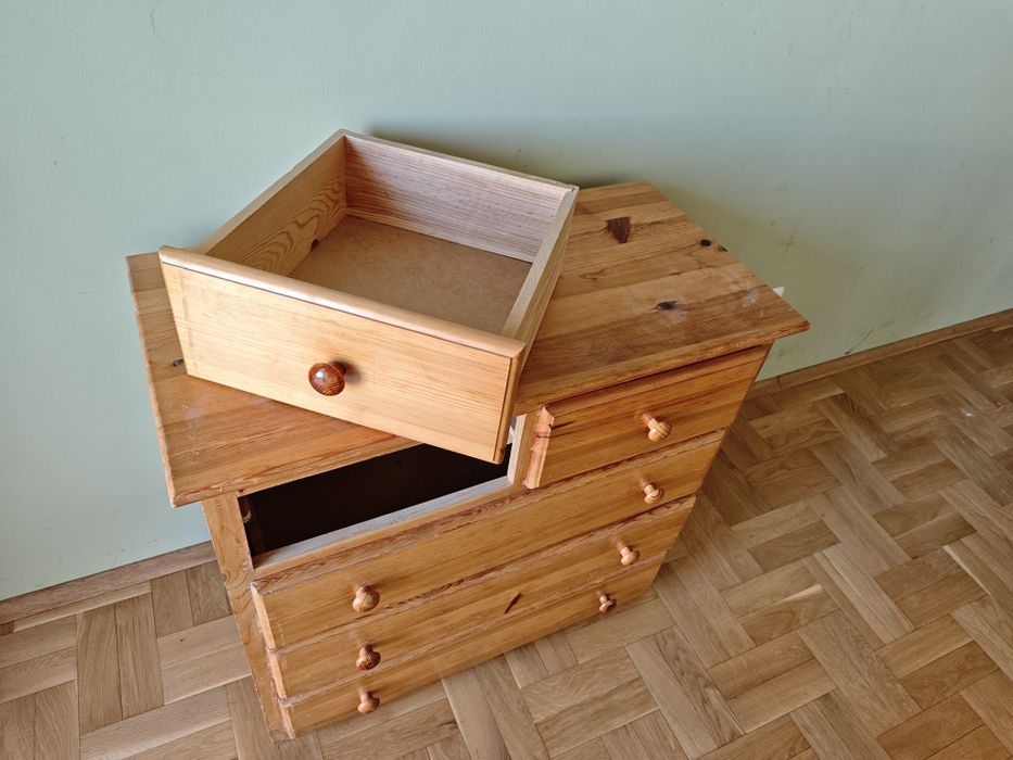 Дървен шкаф от масив